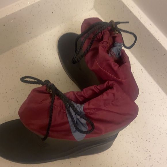 Women’s L.L bean size 9 winter weather proof boots black& red - Picture 7 of 8